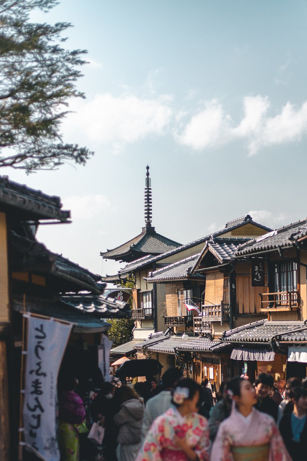 Rue de Kyoto et vue sur la pagode