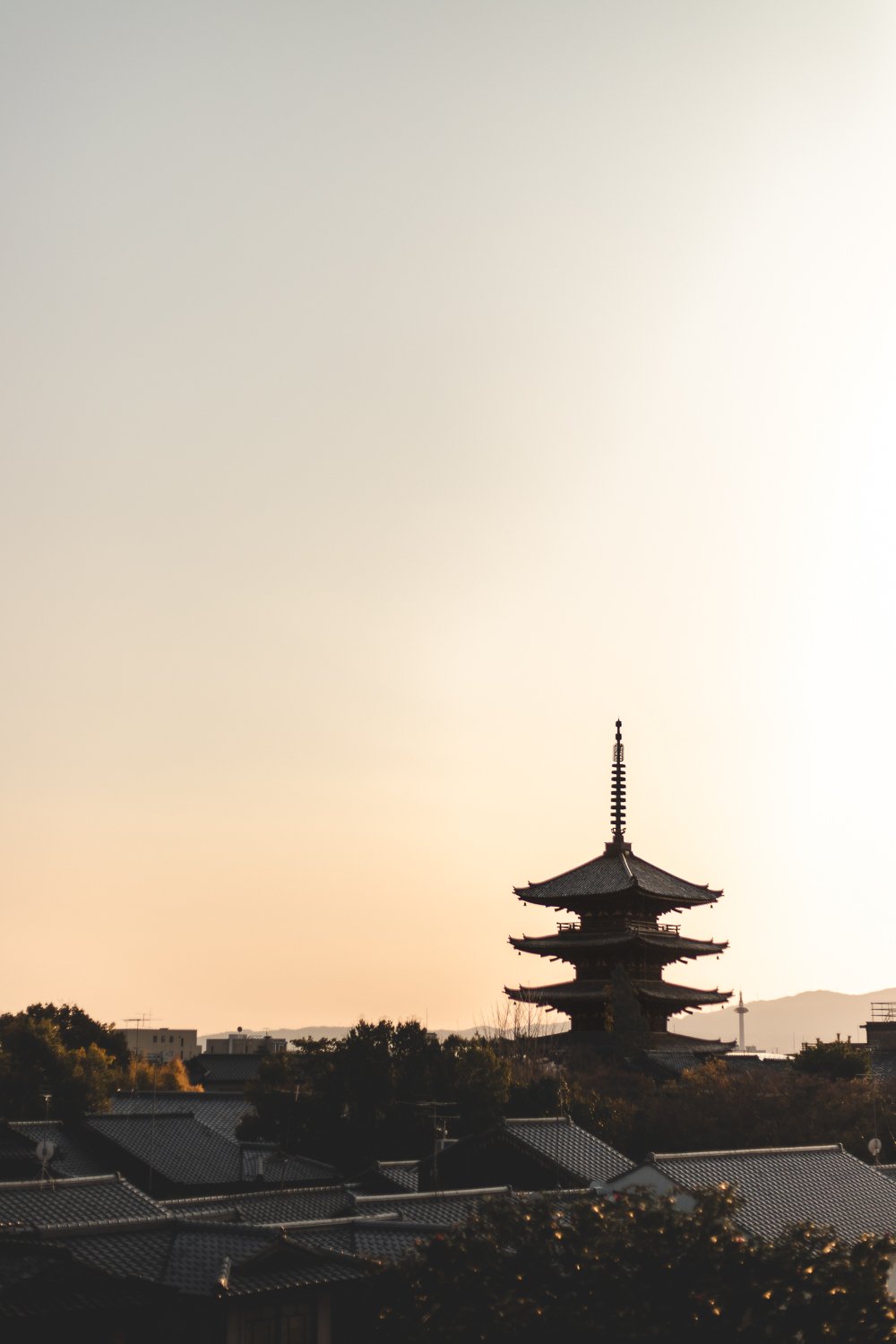 Une vue sur les toits de Kyoto et la pagode au crépuscule : un des spots photos de Kyoto sympa au Kodai-ji !