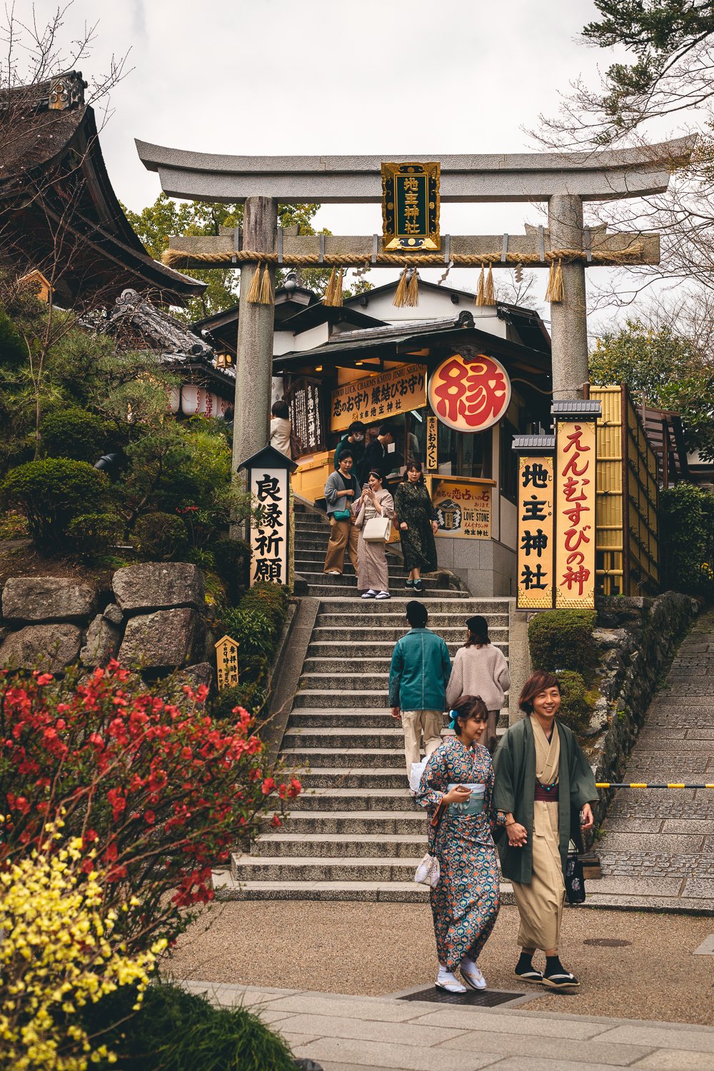 Un des coins cachés et sympa à prendre en photo au Kiyomizu-dera à Kyoto : un escalier, un torii, des personnes en kimono