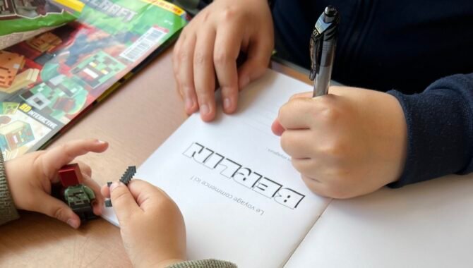 Enfants remplissant un carnet de voyage en famille