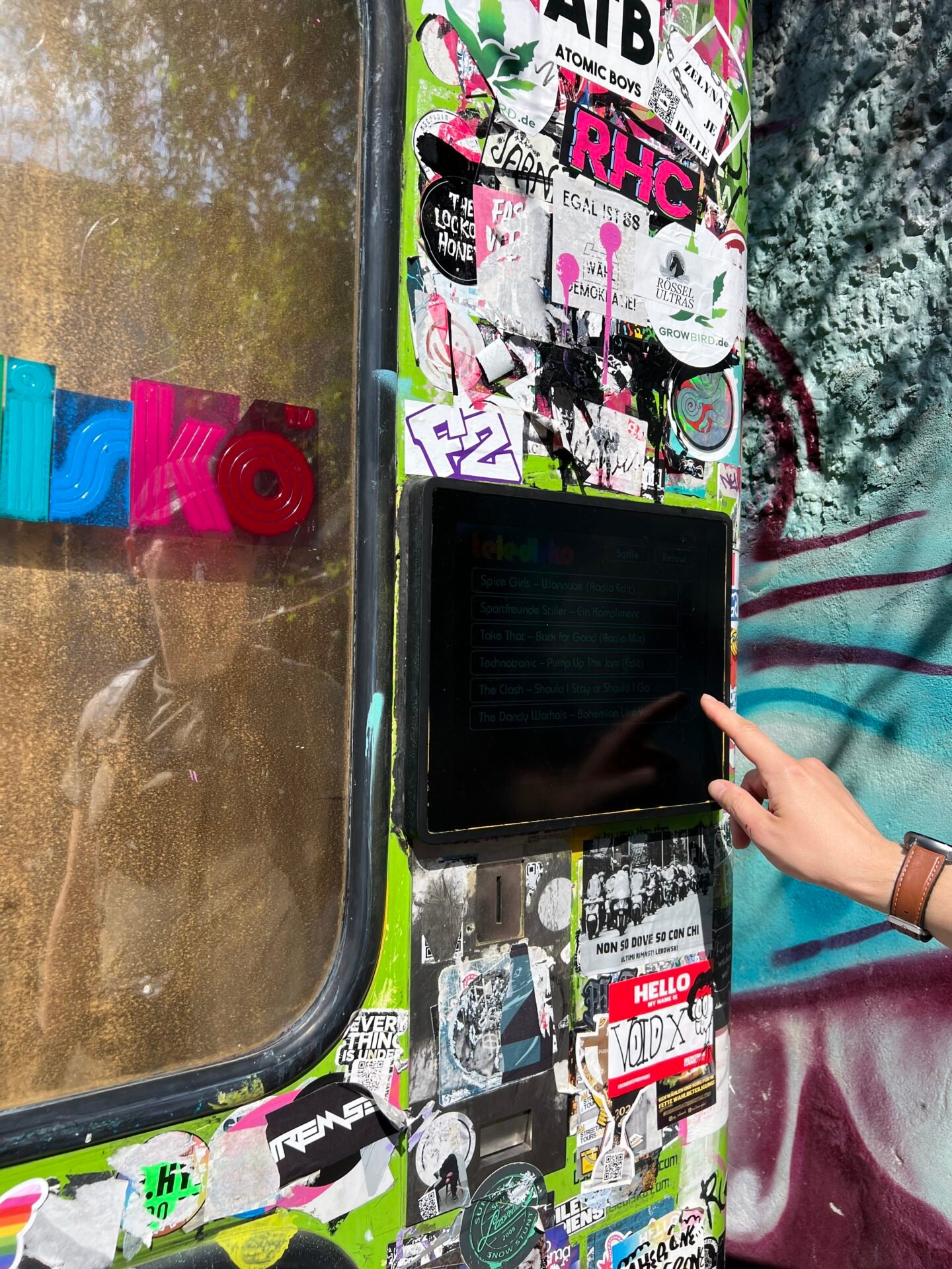 L'écran de la cabine pour choisir une chanson