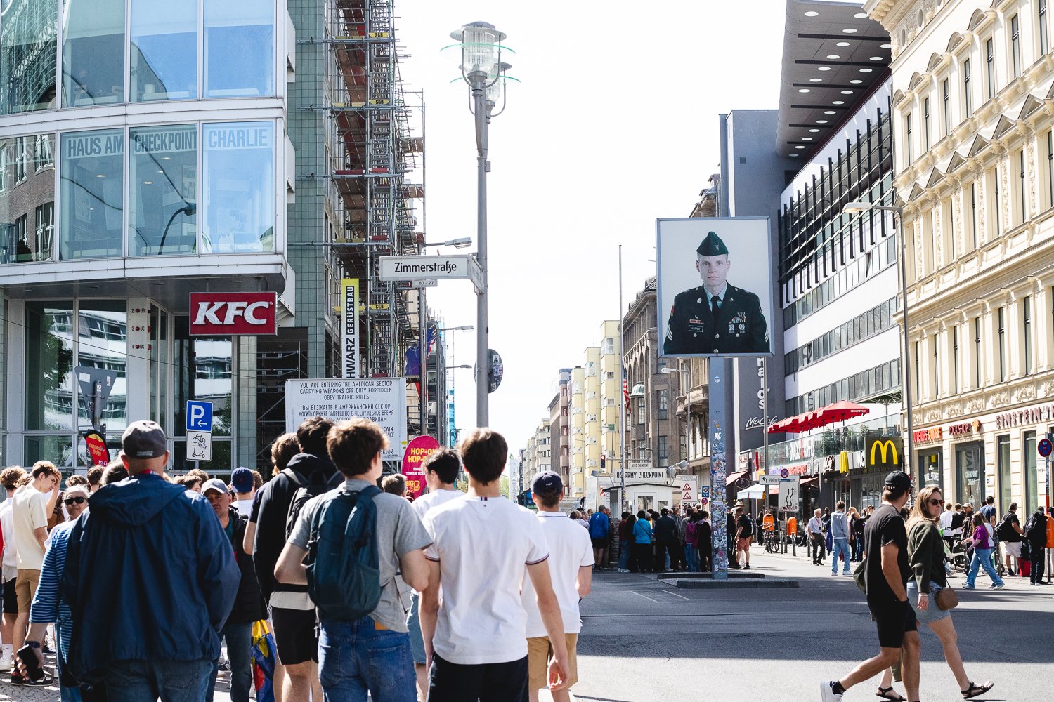 Foule de touristes aux abords du CheckPoint Charlie