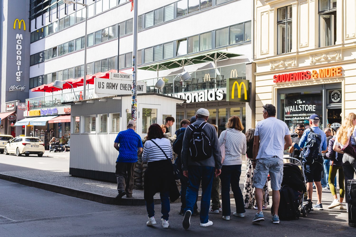 Foule de touristes aux abords du CheckPoint Charlie