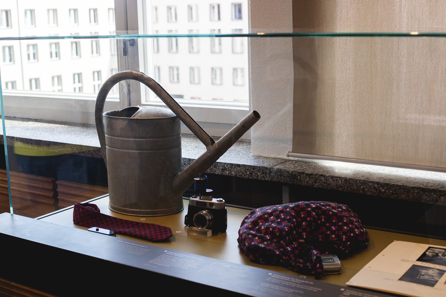 Arrosoir équipé d'un appareil photo au musée de la STASI de Berlin