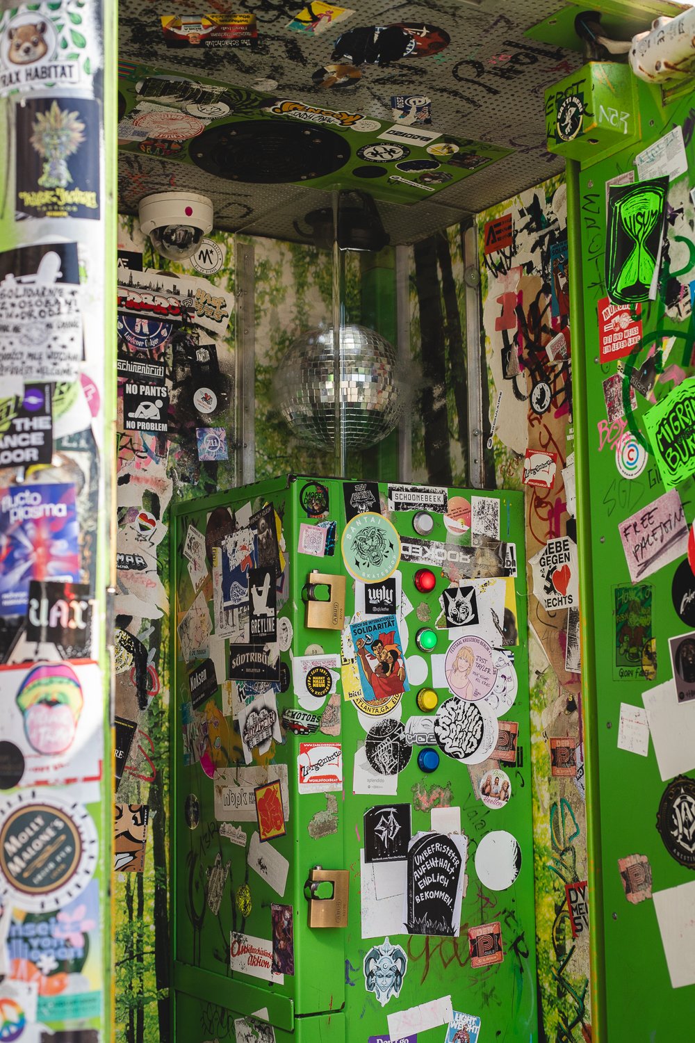 L'intérieur de la cabine avec la boule à facette