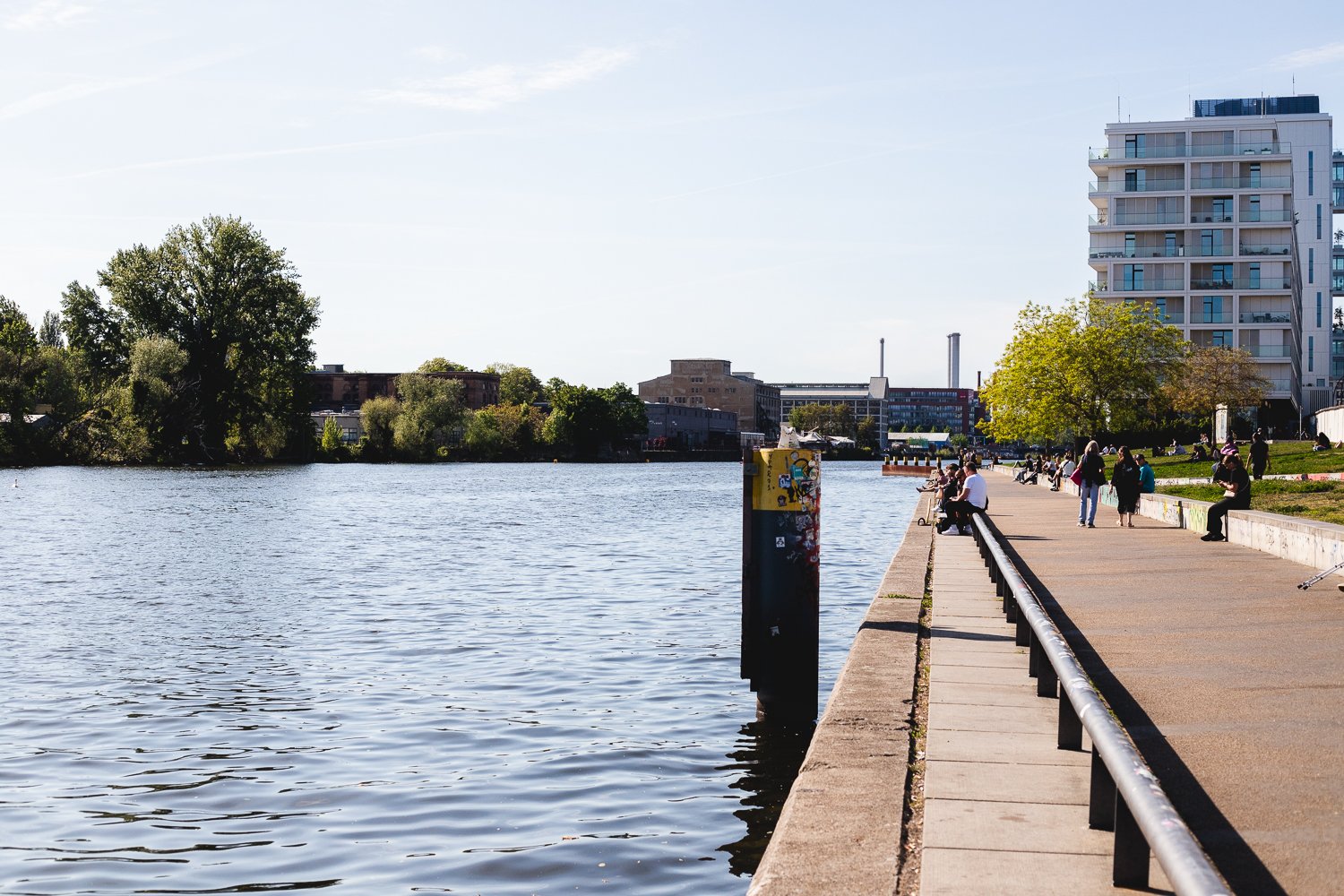 Bord de la Spree près de l'East side Gallery à Berlin