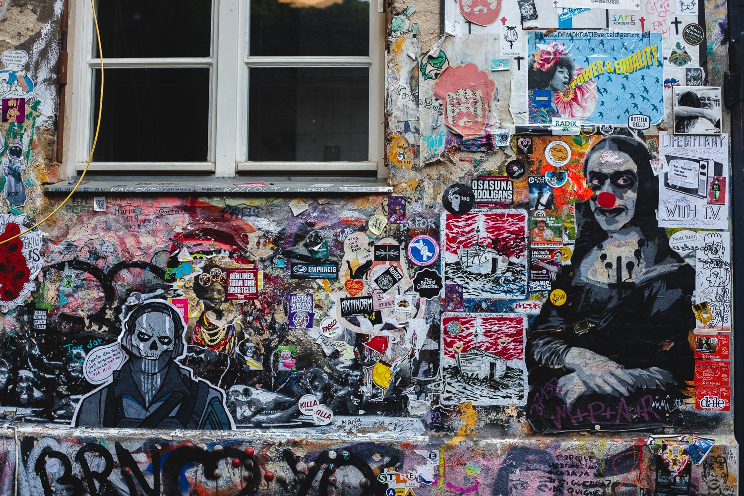 Mur recouvert de créations dans Haus Schwarzenberg