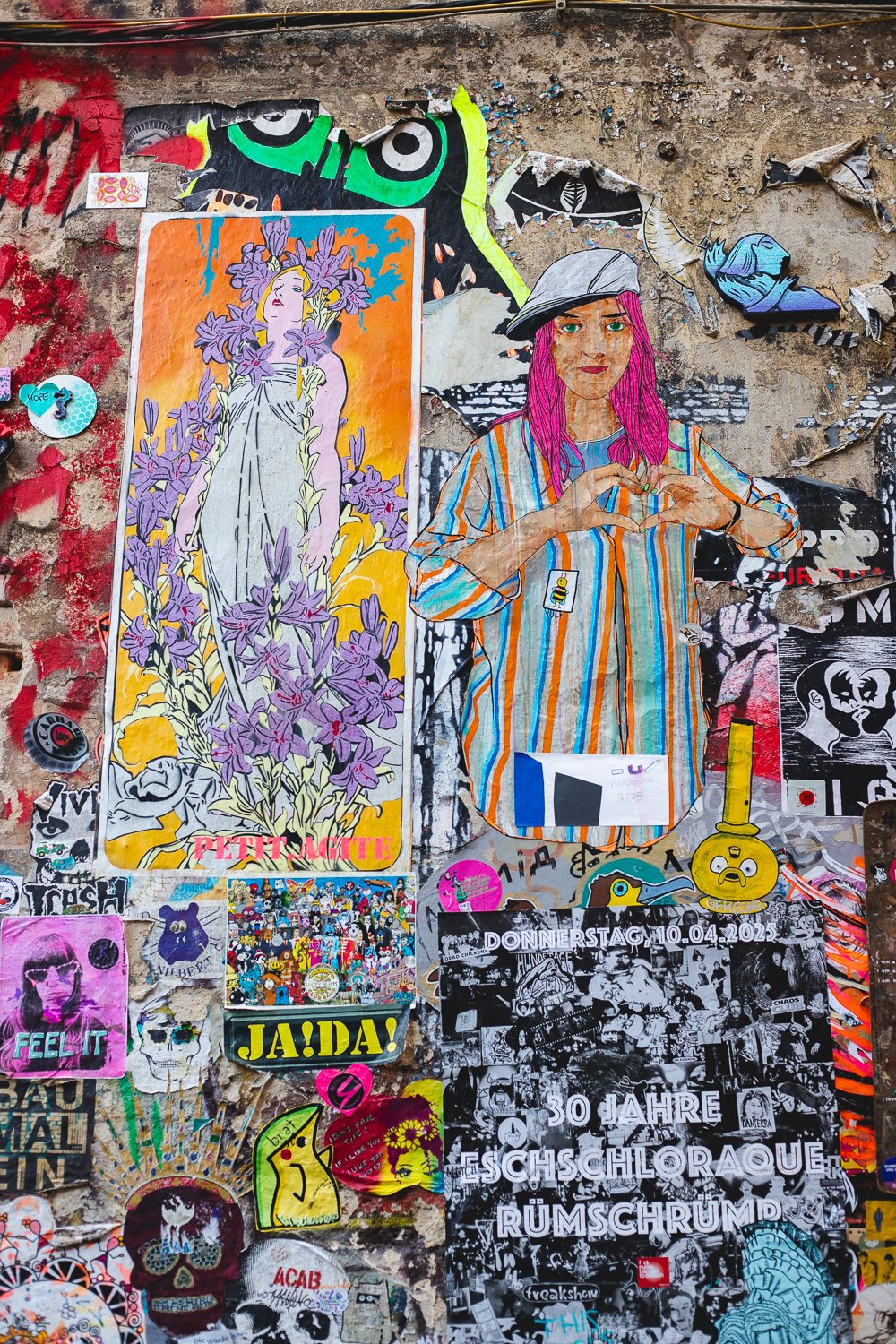 Mur recouvert de créations dans Haus Schwarzenberg