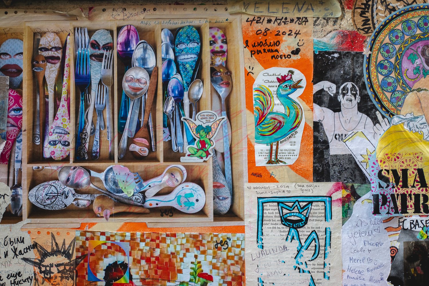 Mur recouvert de créations dans Haus Schwarzenberg