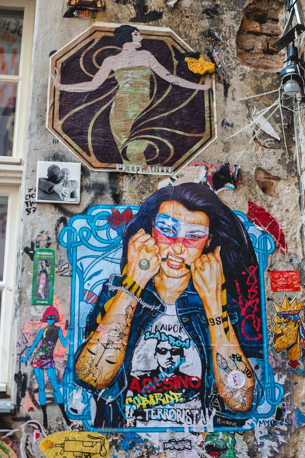 Mur recouvert de créations dans Haus Schwarzenberg