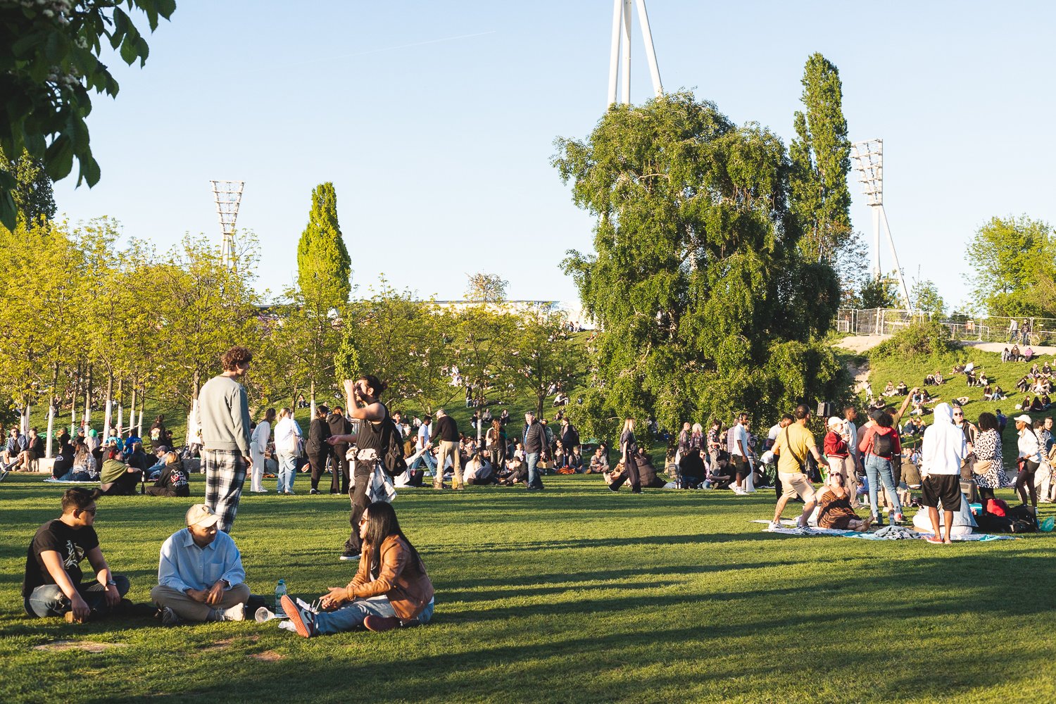 Personnes profitant du Mauer parc un dimanche ensoleillé