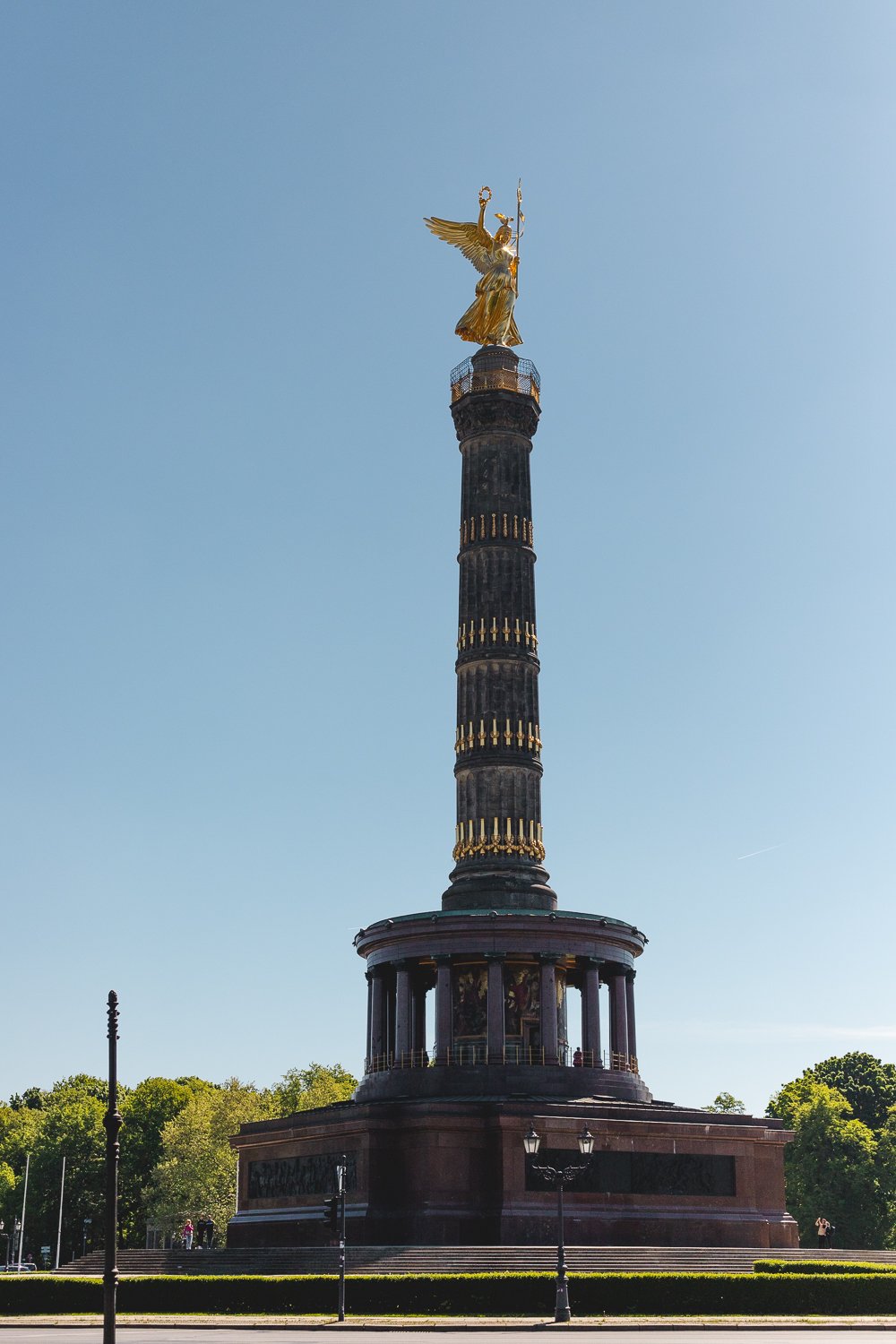 La colonne de la victoire vue depuis le bord du rond-point