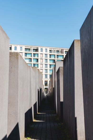 Vue depuis l'intérieur du mémorial aux juifs assassinés d'Europe