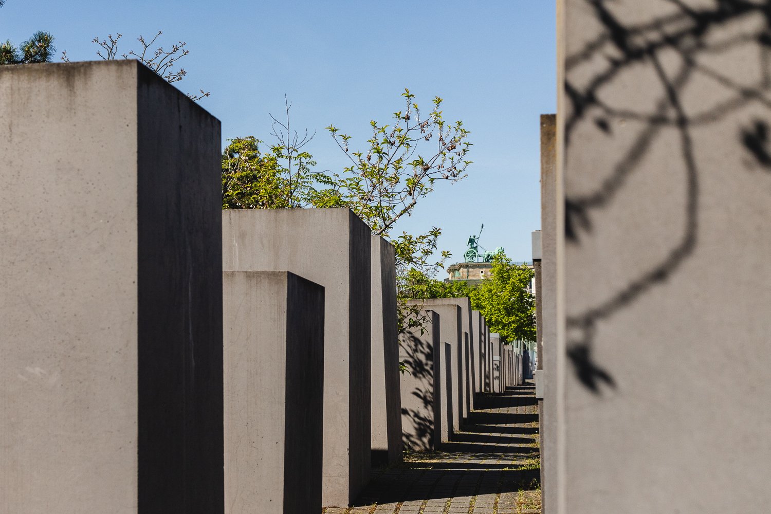 Vue depuis l'intérieur du mémorial aux juifs assassinés d'Europe