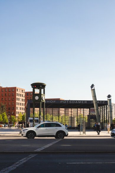 Ligne au sol symbolisant le mur du Belin qui traverse une route. 