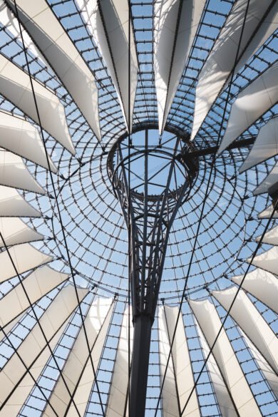 La structure du toit de la Potsdamer Platz à Berlin (anciennement Sony Center)